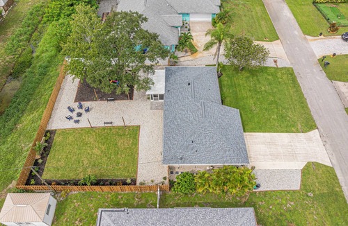 Sebastian Highlands House | Charming 2/2 with Boat Parking close to Beaches.