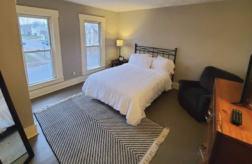 West Carrollton House | Charming 2 bed/1 bath unit, quiet neighborhood *Extended Stay*