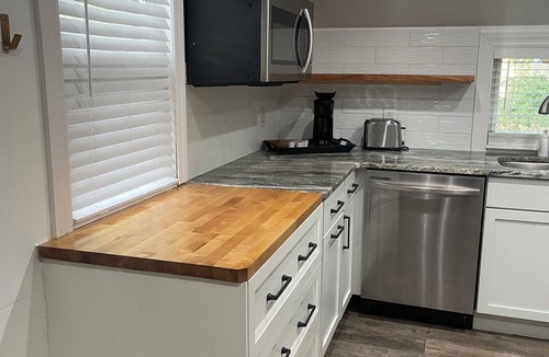 South Beloit House | Charming 2-bed bungalow 2 bed 1 bath house fenced yard washer and dryer private