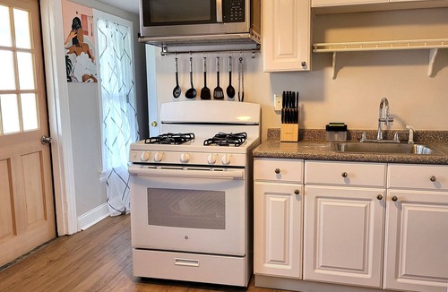 Allentown Apartment | Charming 2-bedroom apartment with WiFi, AC in serene Allentown