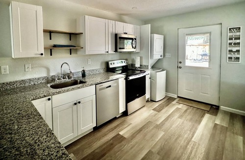 Northeast Pensacola Cottage | Charming 2-bedroom cottage with full kitchen and WiFi in Pensacola. Sleeps 4.