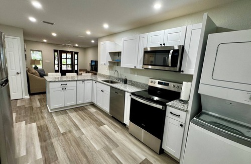 Northeast Pensacola Cottage | Charming 2-bedroom cottage with full kitchen and WiFi in Pensacola. Sleeps 4.