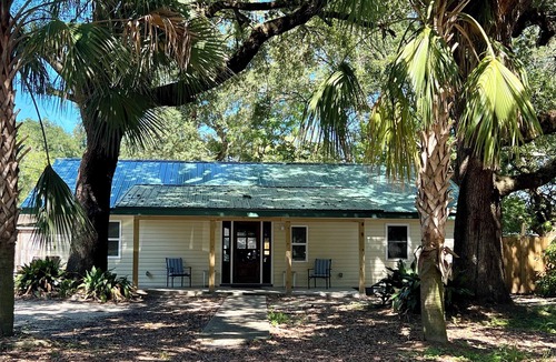 Northeast Pensacola Cottage | Charming 2-bedroom cottage with full kitchen and WiFi in Pensacola. Sleeps 4.
