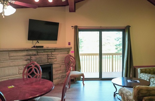 Mishicot Condo | Charming 2-bedroom condo in lovely Mishicot only 32 miles from Green Bay!