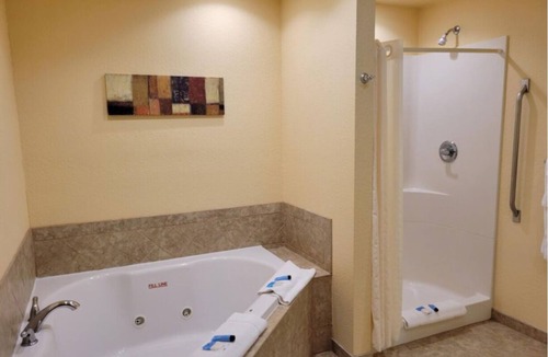Mishicot Condo | Charming 2-bedroom condo in lovely Mishicot only 32 miles from Green Bay!