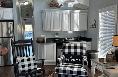 Bainbridge Boat Rental | Charming 2-bedroom house boat in Bainbridge Ga. Beauty and elegance in one.