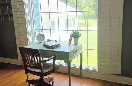 Jefferson House | Charming 2-bedroom house in Jefferson with Sunroom