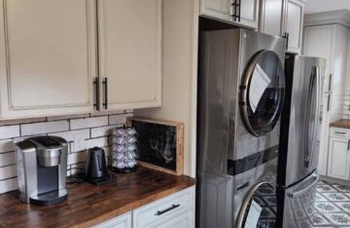 South Pensacola House | Charming 2-bedroom house with beautiful kitchen and backyard downtown Pensacola