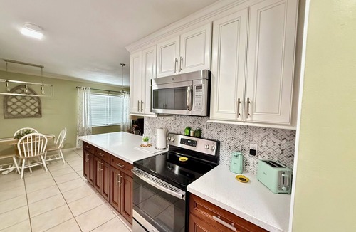 Sebring House | Charming 2-bedroom home in beautiful Sebring with tranquil reading & work space.