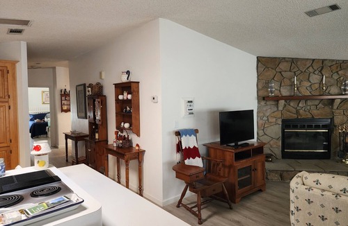 Fussels Corner House | Charming 2-bedroom house in peaceful Lakeland with AC and community ammenities