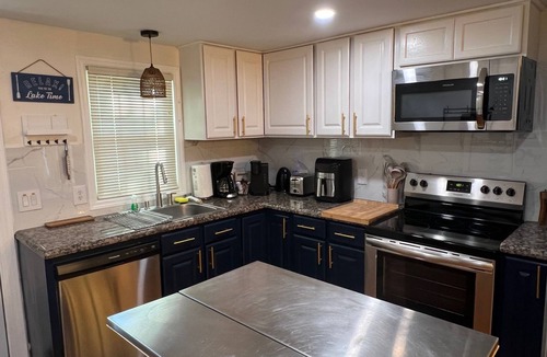 Inverness Cottage | Charming 2-bedroom renovated Lake Cottage with Cozy Vibes and an Amazing View