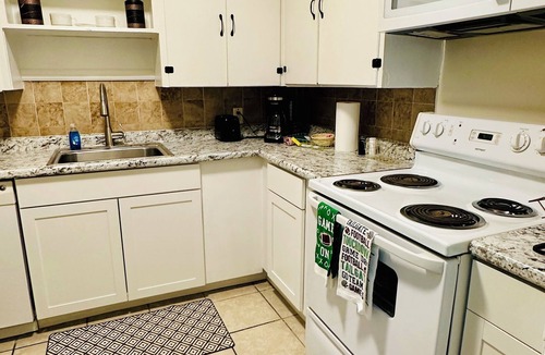 Highlands - Perkins Condo | Charming 2-Bedroom Condo in Baton Rouge close to LSU and Downtown