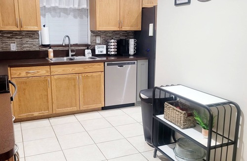 Gainesville House | Charming 2-bedroom, 2.5 bath townhome in Gainesville - WiFi, AC, parking & more!