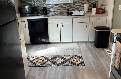 Keego Harbor Apartment | Charming 2-bedroom apartment with AC, WiFi in Pleasant Keego Harbor