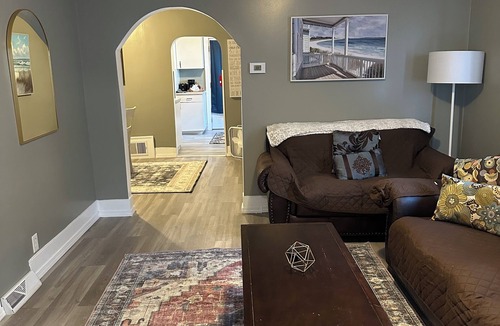 Keego Harbor Apartment | Charming 2-bedroom apartment with AC, WiFi in Pleasant Keego Harbor