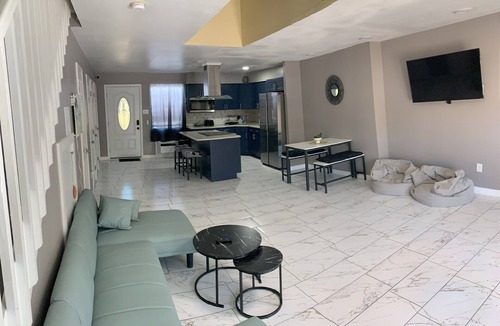 Read Boulevard East House | Charming 2-bedroom townhome with AC Units, WiFi in delightful New Orleans