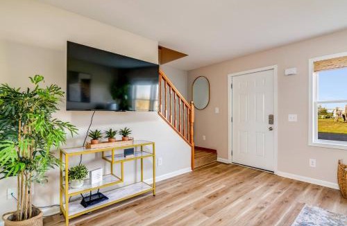 Homerville House | Charming 2BR Home w Outdoor Space & BBQ Grill