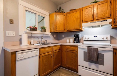 New Albany House | Charming 2BR *Hot Tub* Getaway