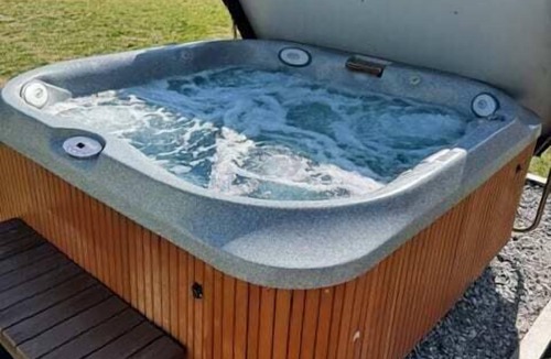 New Albany House | Charming 2BR *Hot Tub* Getaway