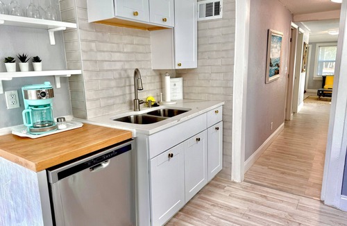 Lake Worth Cottage | Charming 3-bedroom cottage in Lake Worth Beach w. Enclosed Backyard & BBQ!