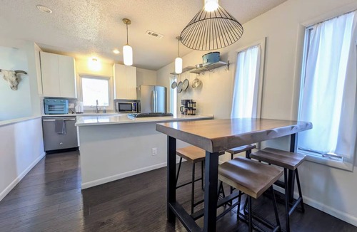 Manhattan House | Charming 3-bedroom house CLOSE TO STADIUM - Manhattan