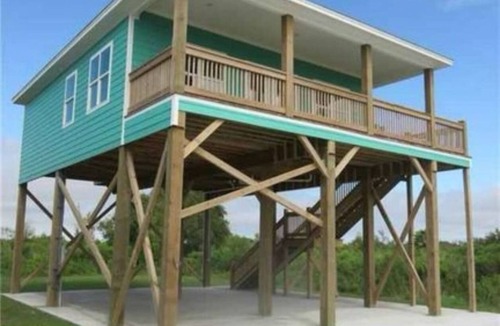 Cameron Parish House | Charming 3-bedroom house located in Constance Beach steps away from the shore