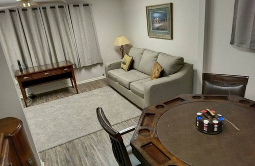 Seymour House | Charming 3-bedroom house with WiFi, AC in Seymour close to famous museum.