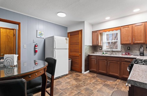 Springfield House | Charming 3-bedroom house in enchanting Springfield with Wifi, Smart TV, King Bed