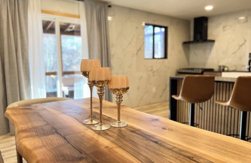 Bushkill House | Charming 3bedroom Oasis Close to Skiing with Modern Amenities and Pool Access