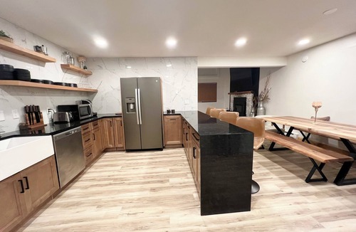 Bushkill House | Charming 3bedroom Oasis Close to Skiing with Modern Amenities and Pool Access