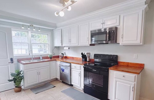Midtown House | Charming 3BR, 8mins to DT Pets friendly& fenced backyard w/foosball