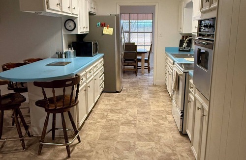 Yancey House | Charming 4-bedroom farmhouse with AC in welcoming Moore - with Star-link WIFI