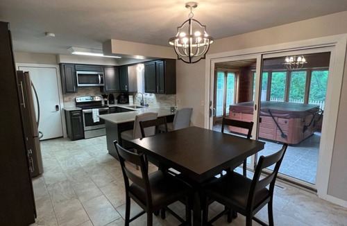 Appleton House | Charming 4-bedroom house in Appleton with Hot Tub and fenced yard