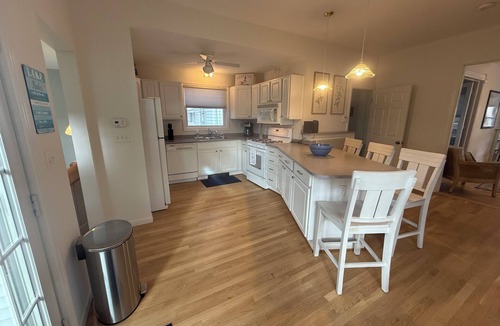 Port Clinton House | Charming 4-BR Walk to Beach, Lighthouse, Main Street & Jet Express - sleeps 10