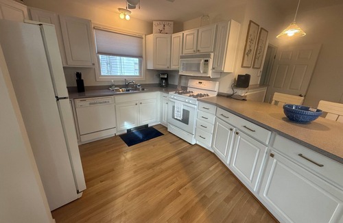 Port Clinton House | Charming 4-BR Walk to Beach, Lighthouse, Main Street & Jet Express - sleeps 10