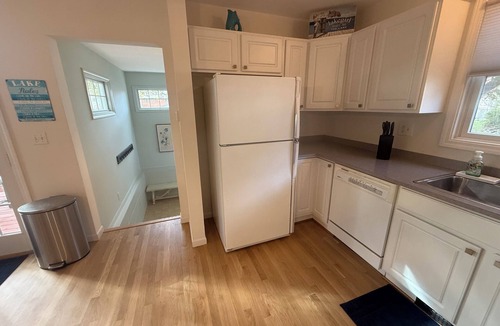 Port Clinton House | Charming 4-BR Walk to Beach, Lighthouse, Main Street & Jet Express - sleeps 10