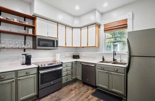 West Washington House | Charming 5-BR, 8 mins to ND, in Museum District