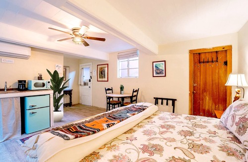 Sam Hughes House | Charming Basement Studio Guesthouse - 2 Blocks from UofA