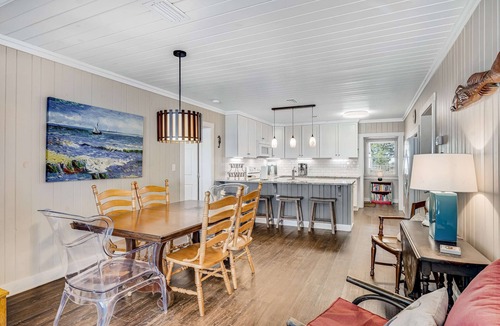 Ono Island House | Charming bay front home with WiFi, central AC, balcony, & deck