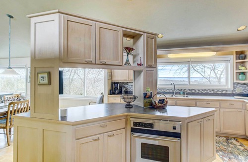 New Franken House | Charming ‘Bayview Art House’ with Deck & Grill!