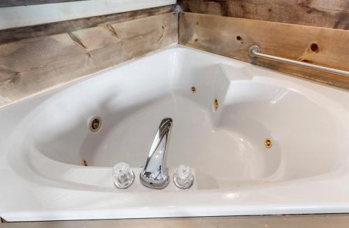 Fancy Gap House | Charming Blue Ridge Cabin with Jacuzzi and Mountain Views-Cabin 2