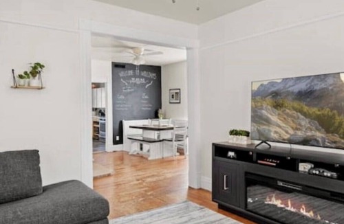 Williams House | Charming BLue victorian home located blocks away from historical Route 66