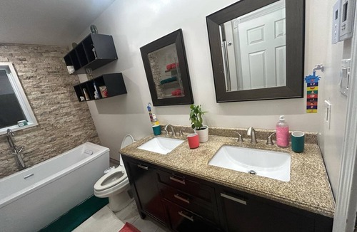 Blainville House | Charming bungalow with AC and WiFi in serene Blainville 1 King size bedroom