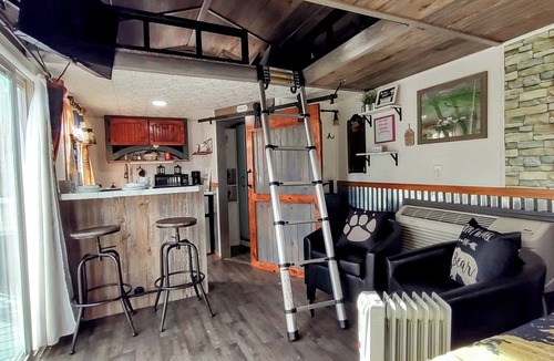 Hermosa Cabin | Charming Cabin with AC, heating, hot tub, at Painted Buffalo Resorts