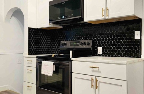 Evansville Apartment | Charming & Centrally Located 1 Bedroom Apt/KING BED