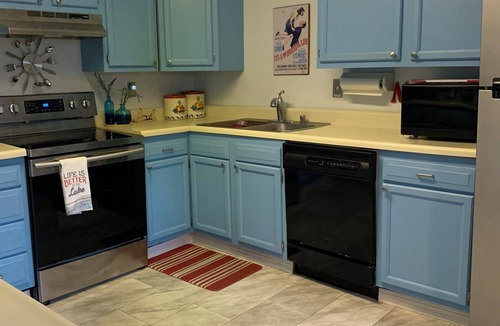 Lakeside Cottage | Charming Cottage in Lakeside close to Lake, Downtown & Central Park