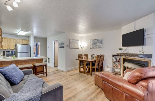 Eden Condo | Charming condo w/king bed, hot tub, pool, minutes away from world class skiing