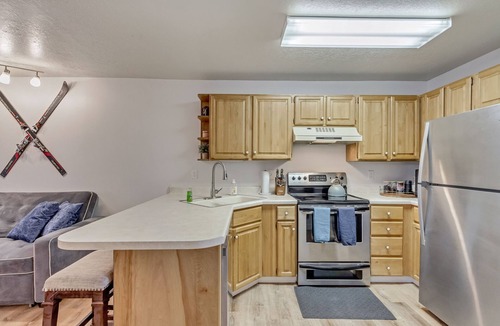 Eden Condo | Charming condo w/king bed, hot tub, pool, minutes away from world class skiing
