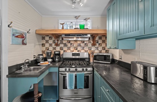 Lincolnville Cottage | Charming Cottage in St. Aug - Kids Room & Firepit