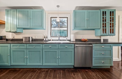 Lincolnville Cottage | Charming Cottage in St. Aug - Kids Room & Firepit